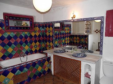 Ferienhaus in Lanjarón - Das bunt gekachelte Badezimmer hat 2 Waschbecken