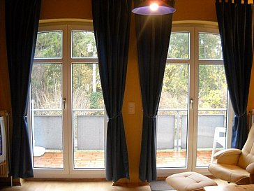 Ferienwohnung in Varel-Dangast - Blick vom hellen grossen Wohnraum zum Balkon