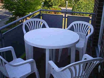 Ferienwohnung in Varel-Dangast - Balkon mit Tisch und 4 Stühlen