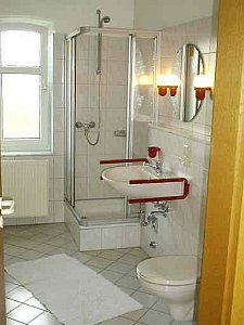 Ferienwohnung in Varel-Dangast - Geräumiges Badezimmer mit Dusche