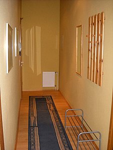 Ferienwohnung in Varel-Dangast - Eingang zur Wohnung mit Flur, Spiegel, Garderobe