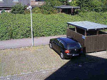 Ferienwohnung in Varel-Dangast - Blick auf den Parkplatz vom Schlafzimmerfenster
