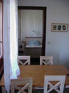 Ferienwohnung in Brusimpiano - Blick vom Essplatz ins Schlafzimmer