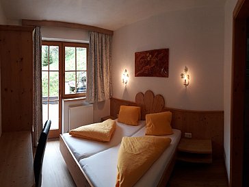 Ferienwohnung in Neustift im Stubaital - Alpenglöckchen und Alpenlilie Schlafzimmer