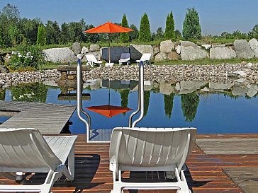Ferienwohnung in Bärnau - Schwimmteich mit Liegen und Sonnenschirmen