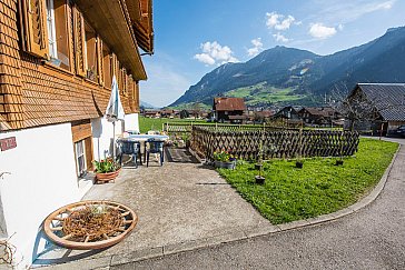 Ferienwohnung in Lungern - Sitzplatz vor Haus