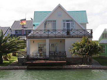 Ferienhaus in Jeffreys Bay - Hausansicht mit Terrassen und Balkon, Kanalseite