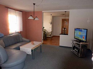 Ferienwohnung in Klingenthal-Aschberg - Wohnzimmer mit ausziehbarer Polstercouch