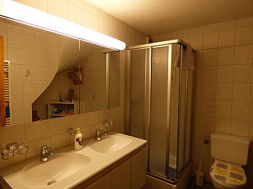Ferienwohnung in Brienz - Badezimmer mit Dusche