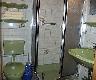 Ferienwohnung in Büsum - Badezimmer mit Duschkabine, WC und Waschbecken