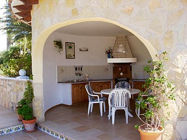 Ferienhaus in Dénia - überdachte Grillterrasse am Pool