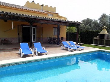 Ferienhaus in Conil de la Frontera - Terrasse mit Grill und Liegestühlen