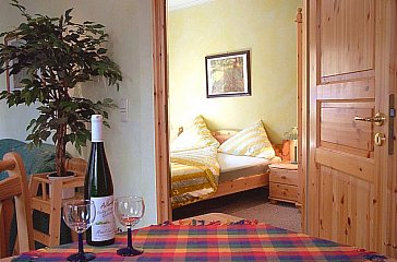 Ferienwohnung in Zell Mosel - Wohnzimmer mit Blick ins Schlafzimmer