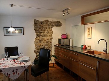 Ferienwohnung in Konstanz - Küche mit Fragmenten der alten Steinwand