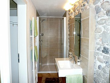 Ferienwohnung in Konstanz - Moderne Dusche mit Holzboden und Wackersteinwand
