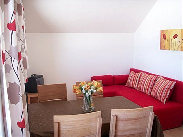 Ferienwohnung in Seeham - Wohnzimmer mit Sesseln und gemütlichem Ecksofa