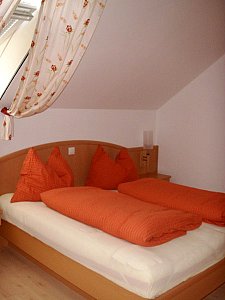 Ferienwohnung in Seeham - Das kuschelige Elternschlafzimmer