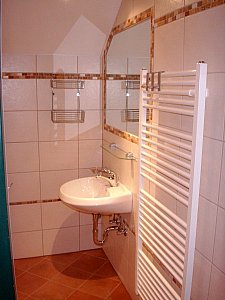 Ferienwohnung in Seeham - Sehr helles Bad mit Dusche, WC, Waschbecken