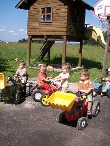 Ferienwohnung in Seeham - Ein ganz schön grosser Fuhrpark und das Kinderhaus