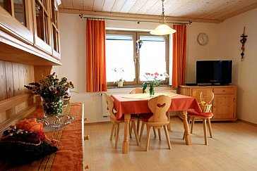 Ferienwohnung in Kirchdorf im Wald - Helles freundliches Wohnzimmer im Landhausstil