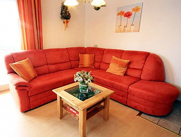 Ferienwohnung in Kirchdorf im Wald - Grosses Sofa im Wohnzimmer mit Bettfunktion