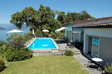 Ferienhaus in Porto Valtravaglia - Aussicht und Pool