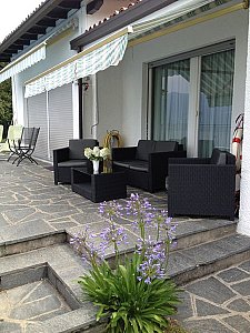 Ferienhaus in Porto Valtravaglia - Lounge vor Schwimmbad