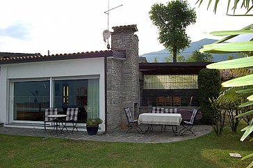 Ferienhaus in Porto Valtravaglia - Pergola und Sitzplatz vor Kamin
