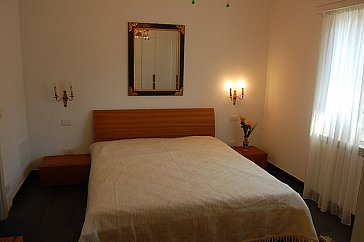 Ferienhaus in Porto Valtravaglia - Elternschlafzimmer kleine Wohnung