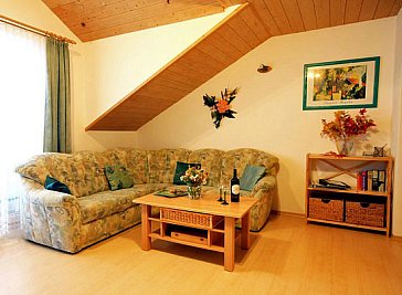 Ferienwohnung in Kirchdorf im Wald - Grosses gemütliches Sofa im Wohnraum