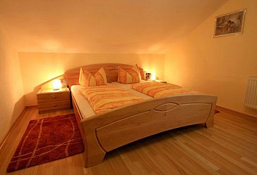 Ferienwohnung in Kirchdorf im Wald - Schlafzimmer mit Holzmöbeln