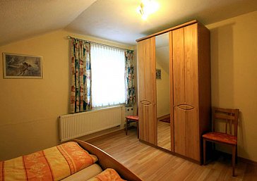 Ferienwohnung in Kirchdorf im Wald - Schlafzimmer mit Holzmöbeln