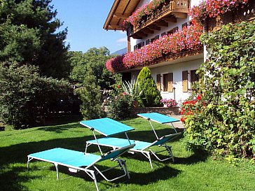 Ferienwohnung in Natz-Schabs - Der blumenreiche Park mit Liegewiese