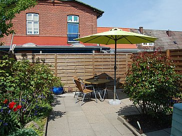 Ferienhaus in Friedrichstadt - Garten im Sommer