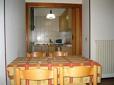 Ferienwohnung in Camporosso - Der Esstisch mit Ausblick in die Küche