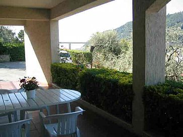 Ferienwohnung in Camporosso - Terrasse mit Essgelegenheit und Aussicht zum Meer