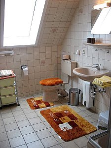 Ferienwohnung in Borgsum - Grosses Bad mit Dusche, WC und Waschbecken