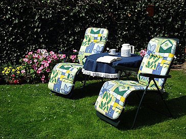 Ferienwohnung in Borgsum - Windgeschützte Sitzecke im Garten