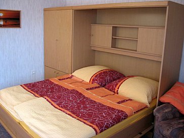 Ferienwohnung in Borgsum - Schrankbett im Wohn-Schlafraum