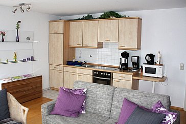 Ferienwohnung in Haffkrug - Wohnzimmer mit integrierter Küchenzeile