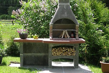 Ferienhaus in St. Leonhard - Grill im Garten