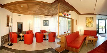 Ferienwohnung in Eppan - Loungebereich mit offenem Kamin und Sitzecke