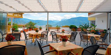Ferienwohnung in Eppan - Das Frühstücksbuffet auf der Panoramaterrasse