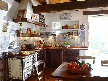 Ferienhaus in Lusignac - Die Küche mit riesigem Esstisch