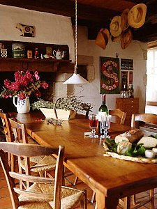 Ferienhaus in Lusignac - Esstisch vor dem Küchenkamin