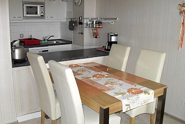 Ferienwohnung in Haffkrug - Offener Küchenbereich mit Tresen zur Essgruppe