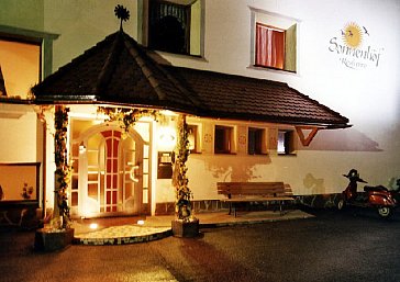 Ferienwohnung in Mals-Burgeis - Eingang Sonnenhof bei Nacht