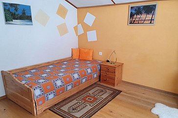 Ferienwohnung in Randa - Wohnzimmer mit Schlafgelegenheit
