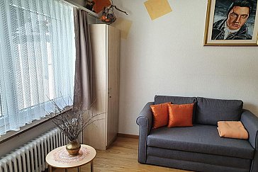 Ferienwohnung in Randa - Wohnzimmer mit Schlafgelegenheit