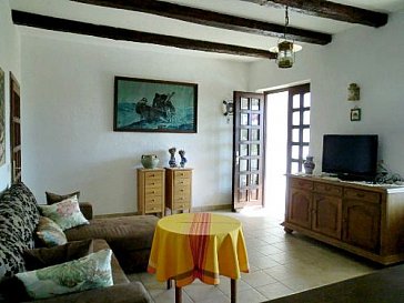 Ferienwohnung in Rab - Wohnraum mit Schlafsofa und Terrasse